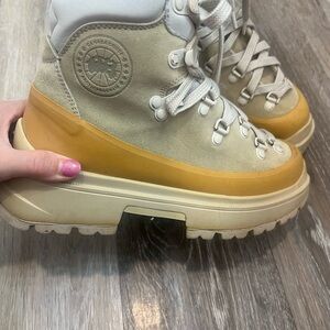 CANADA GOOSE like new  Beige and Tan Hiking Boots